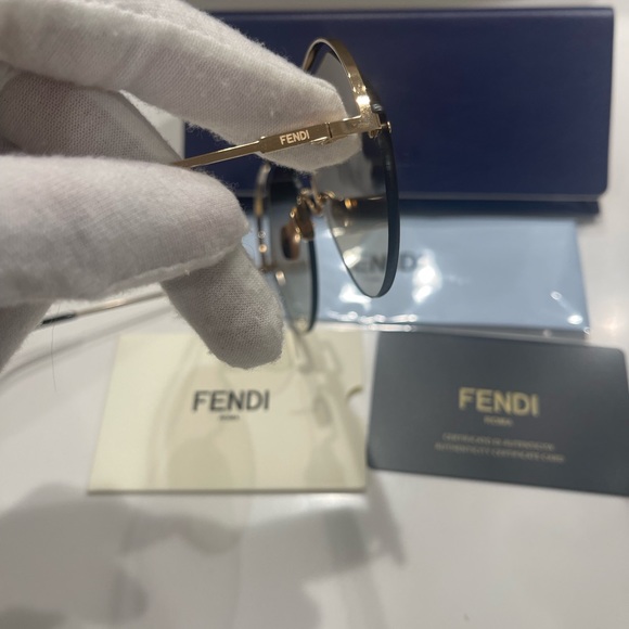 Fendi sunglass with case - Picture 9 of 9